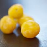 mirabelles sur une table